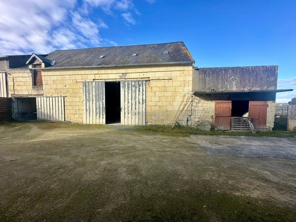 Saumur Sud à 5 km de la zone commerciale : Ensemble grange en pierre à aménager, hangar, et dépendances - 2503 m² 