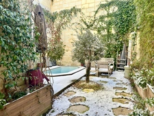 House for sale in Saumur Entre-les-Ponts, 198 m² living space - outdoor area - urban swimming pool