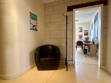 Dpt Maine et Loire (49), à louer un bureau avec une place de parking sécurisé.