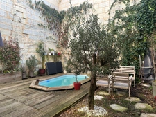 House for sale in Saumur Entre-les-Ponts, 198 m² living space - outdoor area - urban swimming pool