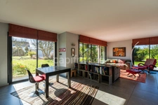 Contemporary property of 228 m² on a fenced plot of 2989 m² with swimming pool, 10 minutes from Saumur and 40 minutes from Angers 