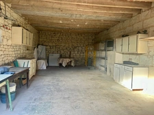 Saumur Sud à 5 km de la zone commerciale : Ensemble grange en pierre à aménager, hangar, et dépendances - 2503 m² 