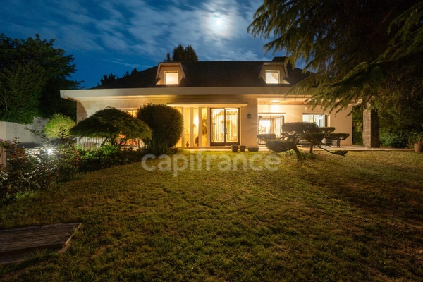 Propriete d'exception à vendre à SAUMUR (49400)  Panorama d'exception sur le château et la Loire - 328m² - 2278m²-piscine