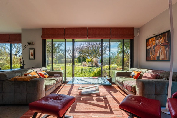 Propriété contemporaine de 228 m² sur un terrain clos de 2989m² avec piscine à 10 minutes de Saumur et 40 m' d'Angers 
