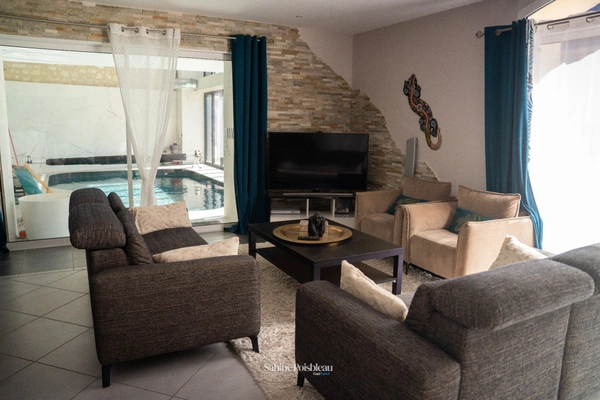 Propriete à vendre de 20 pièces à Saint-Nicolas-de-Bourgueil - ensemble de 457m² - Piscine interieure- vie de plain-pied