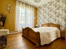 MAISON A VENDRE A SAUMUR - 5 CHAMBRES - 2 GARAGES - MAGNIFIQUE JARDIN ARBORE - 1100m² - PROXIMITE GARE ET COMMERCES