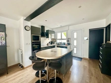 Appartement ou maison RDC 3 chambres, 3 terrasses - proche de des commerces et gare