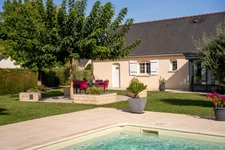 Au Sud de Saumur à 10mn,maison de 132m² - 3 chambres, piscine chauffée jardin clos magnifique de 1742m²,garage