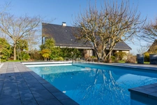 Contemporary property of 228 m² on a fenced plot of 2989 m² with swimming pool, 10 minutes from Saumur and 40 minutes from Angers 
