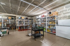 Contemporary property of 228 m² on a fenced plot of 2989 m² with swimming pool, 10 minutes from Saumur and 40 minutes from Angers 