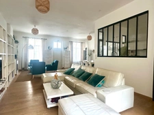 House for sale in Saumur Entre-les-Ponts, 198 m² living space - outdoor area - urban swimming pool