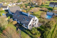 Contemporary property of 228 m² on a fenced plot of 2989 m² with swimming pool, 10 minutes from Saumur and 40 minutes from Angers 