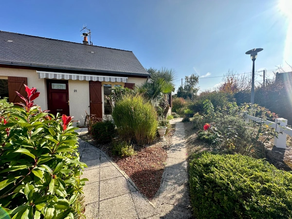 Maison à vendre 6 pièces - 3 chambres à Saumur,secteur Bagneux, vie de plein-pied avec véranda, sous-sol, jardin 