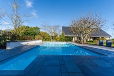 Contemporary property of 228 m² on a fenced plot of 2989 m² with swimming pool, 10 minutes from Saumur and 40 minutes from Angers 