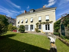 Exceptionnel au coeur de Saumur et des bords de loire une demeure de 375 m² - dépendances - Garages - jardin -1439m² 