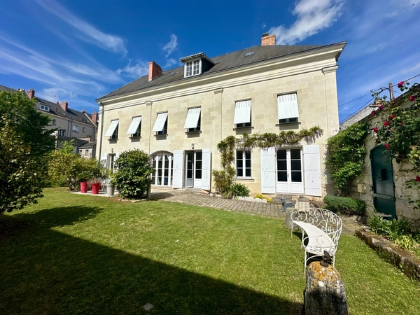 Exceptionnel au coeur de Saumur et des bords de loire une demeure de 375 m² - dépendances - Garages - jardin -1439m² 