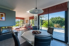 Contemporary property of 228 m² on a fenced plot of 2989 m² with swimming pool, 10 minutes from Saumur and 40 minutes from Angers 