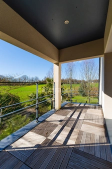 Contemporary property of 228 m² on a fenced plot of 2989 m² with swimming pool, 10 minutes from Saumur and 40 minutes from Angers 