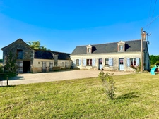 Maison à vendre longère en tuffeau avec dépendances à Blou 49160 de 135m² et 1935m² de terrain - vie de plain-pied