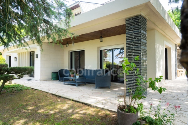 Propriete d'exception à vendre à SAUMUR (49400)  Panorama d'exception sur le château et la Loire - 328m² - 2278m²-piscine