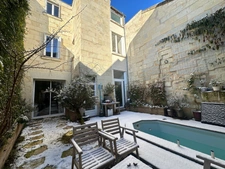House for sale in Saumur Entre-les-Ponts, 198 m² living space - outdoor area - urban swimming pool