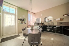 Propriete à vendre de 20 pièces à Saint-Nicolas-de-Bourgueil - ensemble de 457m² - Piscine interieure- vie de plain-pied