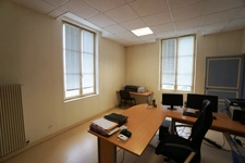 Dpt Maine et Loire (49), à louer un bureau avec une place de parking sécurisé.