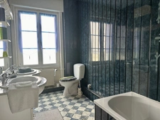 MAISON A VENDRE A SAUMUR - 5 CHAMBRES - 2 GARAGES - MAGNIFIQUE JARDIN ARBORE - 1100m² - PROXIMITE GARE ET COMMERCES
