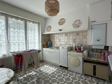 MAISON A VENDRE A SAUMUR - 5 CHAMBRES - 2 GARAGES - MAGNIFIQUE JARDIN ARBORE - 1100m² - PROXIMITE GARE ET COMMERCES