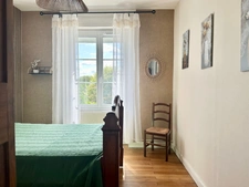 MAISON A VENDRE A SAUMUR - 5 CHAMBRES - 2 GARAGES - MAGNIFIQUE JARDIN ARBORE - 1100m² - PROXIMITE GARE ET COMMERCES