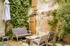 House for sale in Saumur Entre-les-Ponts, 198 m² living space - outdoor area - urban swimming pool