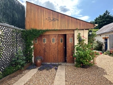 MAISON A VENDRE A SAUMUR - 5 CHAMBRES - 2 GARAGES - MAGNIFIQUE JARDIN ARBORE - 1100m² - PROXIMITE GARE ET COMMERCES