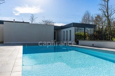 Contemporary property of 228 m² on a fenced plot of 2989 m² with swimming pool, 10 minutes from Saumur and 40 minutes from Angers 
