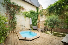 House for sale in Saumur Entre-les-Ponts, 198 m² living space - outdoor area - urban swimming pool