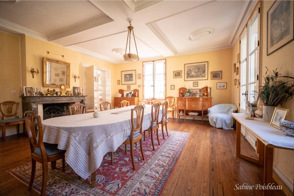 Exceptionnel au coeur de Saumur et des bords de loire une demeure de 375 m² - dépendances - Garages - jardin -1439m² 