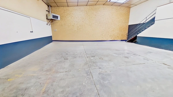 À louer – Local pro 136 m² à METZ – Idéal artisan / stockage / logistique + porte sectionnelle 3x3 m
