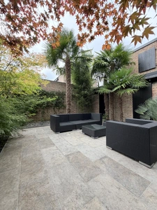 Maison semi-plain-pied de 107 m² avec vue sur le lac du château – Charme, confort et élégance contemporaine