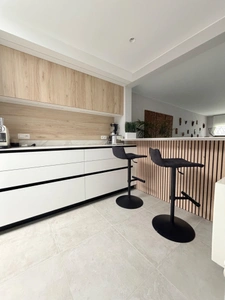 Maison semi-plain-pied de 107 m² avec vue sur le lac du château – Charme, confort et élégance contemporaine
