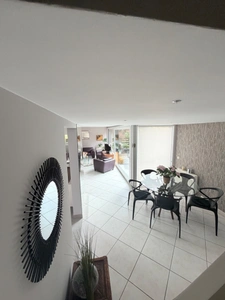 Maison semi-plain-pied de 107 m² avec vue sur le lac du château – Charme, confort et élégance contemporaine