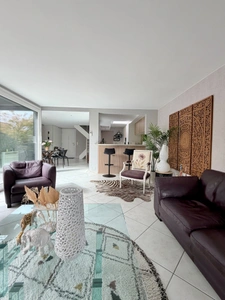 Maison semi-plain-pied de 107 m² avec vue sur le lac du château – Charme, confort et élégance contemporaine