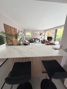 Maison semi-plain-pied de 107 m² avec vue sur le lac du château – Charme, confort et élégance contemporaine