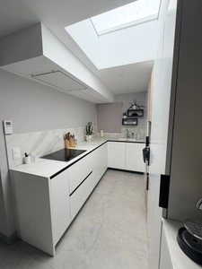 Maison semi-plain-pied de 107 m² avec vue sur le lac du château – Charme, confort et élégance contemporaine