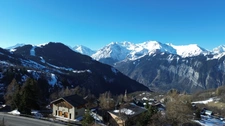 Appartement T4 d'exception à Huez Village – Vue panoramique, grand balcon et accès skis aux pieds, garage, cellier.