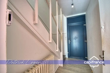 Immeuble de rapport de 160 m², avec local commercial au rez-de-chaussée, appartement T4 à l’étage, à 20 minutes à pied de la gare de La Rochelle. 