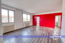 Immeuble de rapport de 160 m², avec local commercial au rez-de-chaussée, appartement T4 à l’étage, à 20 minutes à pied de la gare de La Rochelle. 