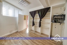 Immeuble de rapport de 160 m², avec local commercial au rez-de-chaussée, appartement T4 à l’étage, à 20 minutes à pied de la gare de La Rochelle. 