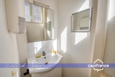Immeuble de rapport de 160 m², avec local commercial au rez-de-chaussée, appartement T4 à l’étage, à 20 minutes à pied de la gare de La Rochelle. 