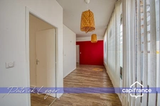 Immeuble de rapport de 160 m², avec local commercial au rez-de-chaussée, appartement T4 à l’étage, à 20 minutes à pied de la gare de La Rochelle. 