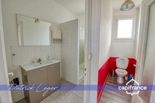 Immeuble de rapport de 160 m², avec local commercial au rez-de-chaussée, appartement T4 à l’étage, à 20 minutes à pied de la gare de La Rochelle. 