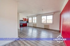 Immeuble de rapport de 160 m², avec local commercial au rez-de-chaussée, appartement T4 à l’étage, à 20 minutes à pied de la gare de La Rochelle. 